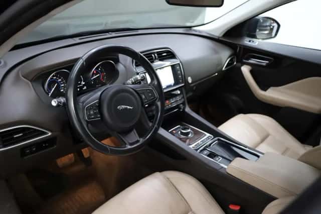 Jaguar F-Pace (2016) thumbnail 2