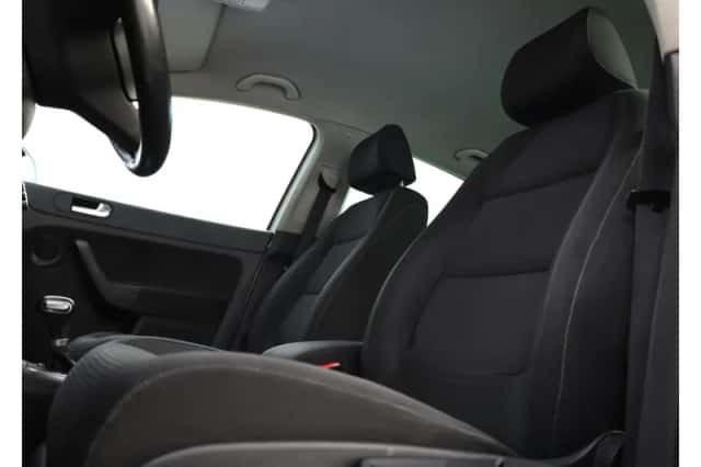 Volkswagen Golf (2010) thumbnail 2