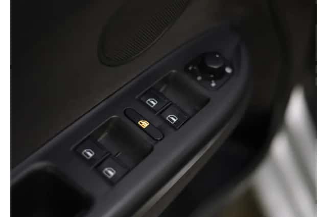 Volkswagen Golf (2010) thumbnail 4