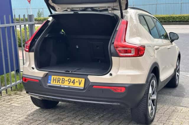 Volvo XC40 (2025) thumbnail 4