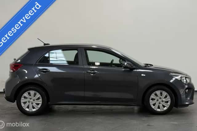 Kia Rio (2017) thumbnail 4
