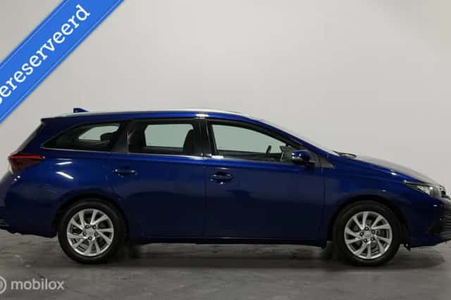 Toyota Auris (2017) thumbnail 4