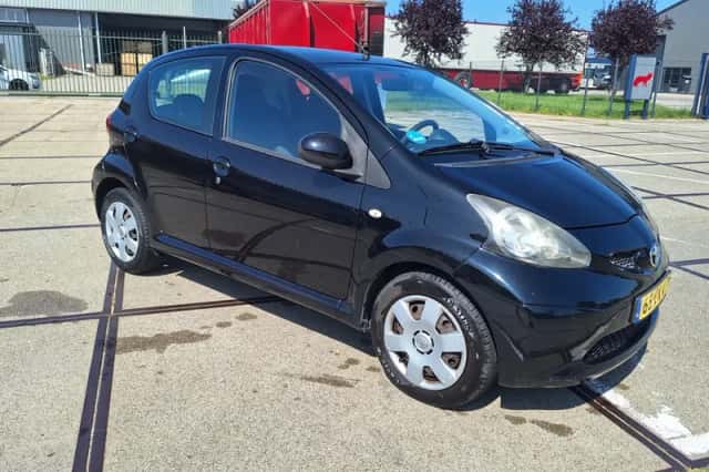 Toyota Aygo (2008) thumbnail 2