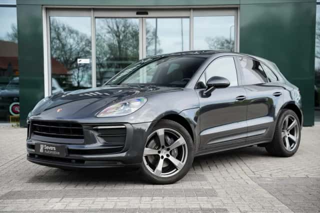 Porsche Macan (2022) thumbnail 2