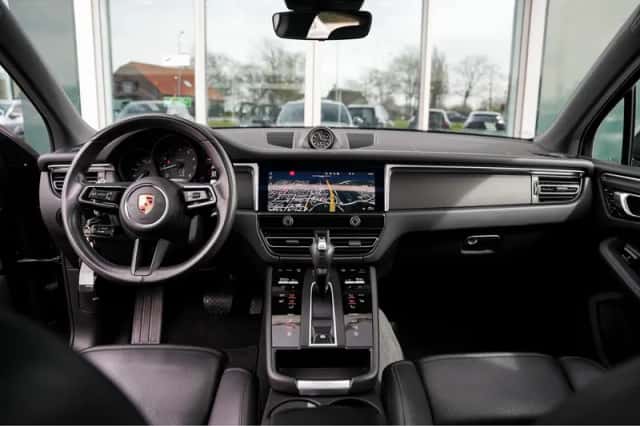 Porsche Macan (2022) thumbnail 4
