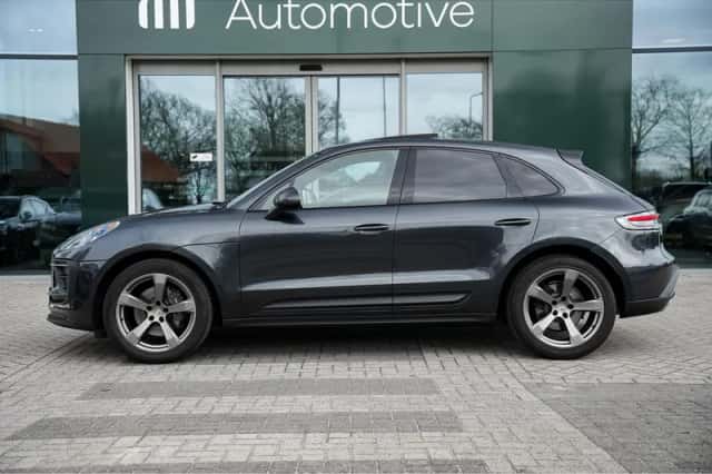 Porsche Macan (2022) thumbnail 5