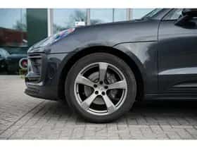 Porsche Macan (2022) thumbnail 7