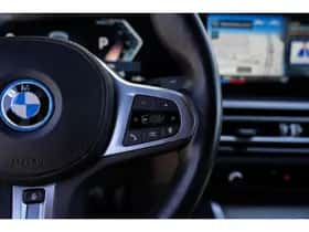 BMW i4 (2022) thumbnail 12