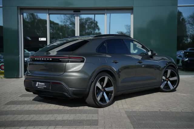 Porsche Macan (2025) thumbnail 3