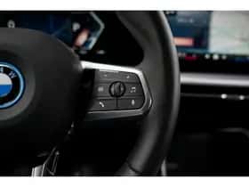 BMW iX2 (2025) thumbnail 12
