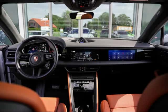 Porsche Macan (2024) thumbnail 4