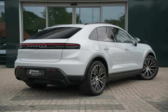 Porsche Macan (2025) thumbnail 2