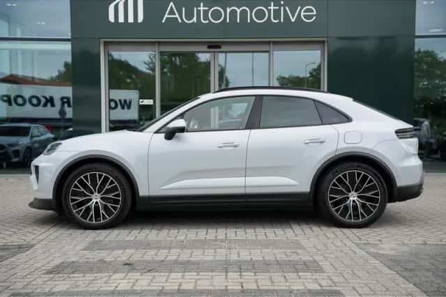 Porsche Macan (2025) thumbnail 3