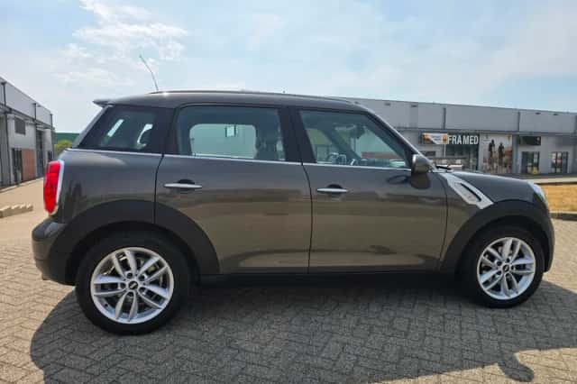 MINI Countryman (2013) thumbnail 3