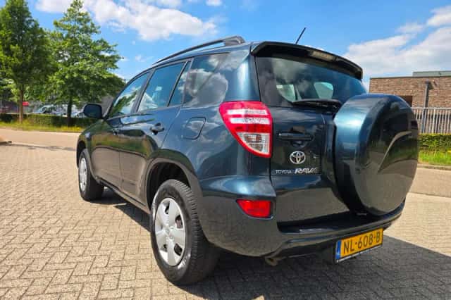Toyota RAV4 (2010) thumbnail 4