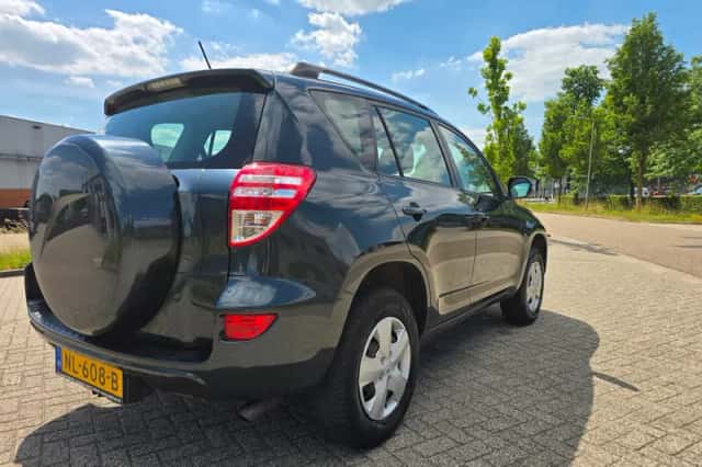 Toyota RAV4 (2010) thumbnail 5