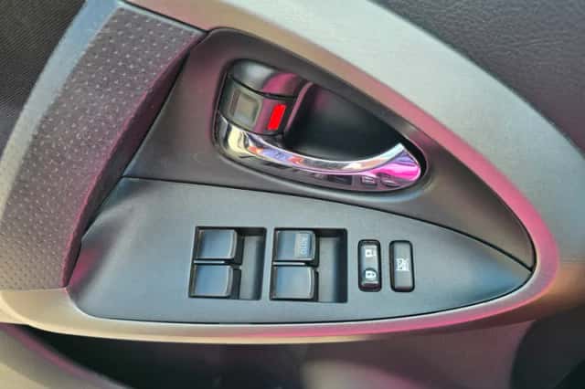 Toyota RAV4 (2010) thumbnail 6