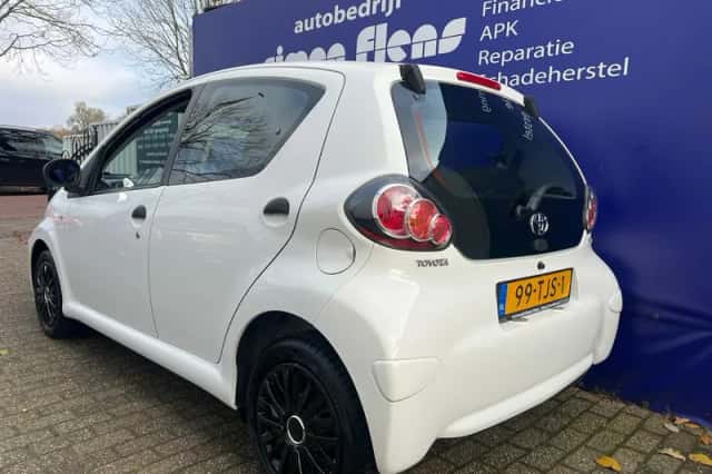 Toyota Aygo (2012) thumbnail 2