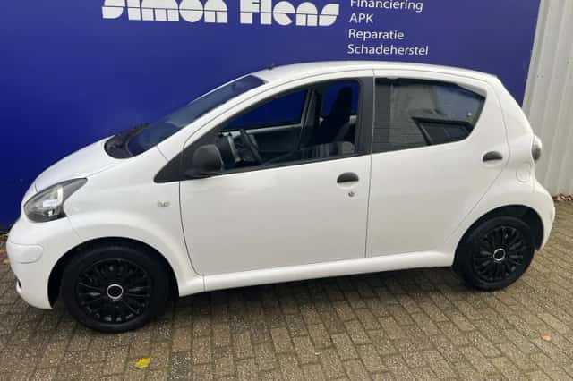 Toyota Aygo (2012) thumbnail 4