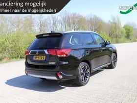 Mitsubishi Outlander (2015) thumbnail 3