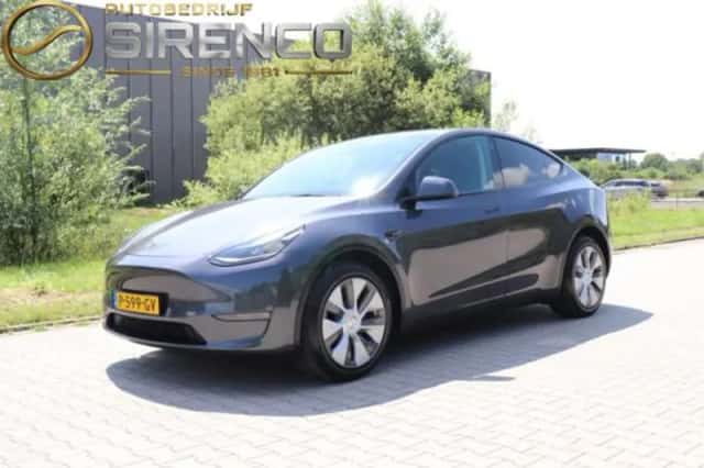 Tesla Model Y (2022) thumbnail 2