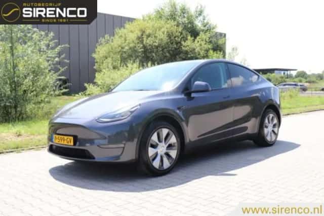 Tesla Model Y (2022) thumbnail 2