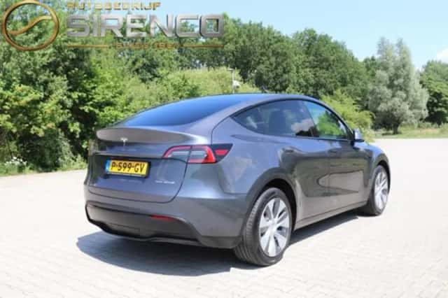 Tesla Model Y (2022) thumbnail 3