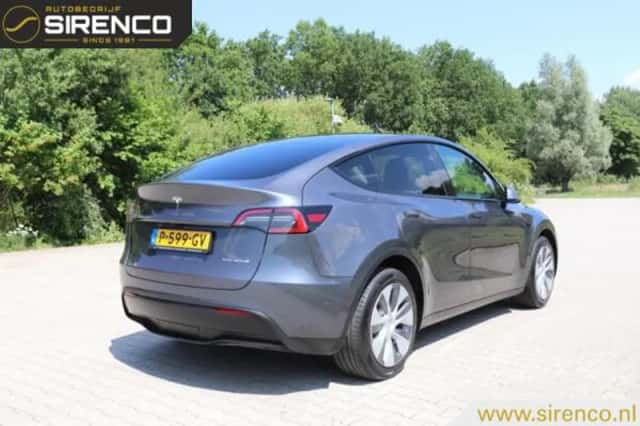 Tesla Model Y (2022) thumbnail 3