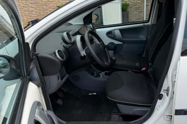 Peugeot 107 (2011) thumbnail 2