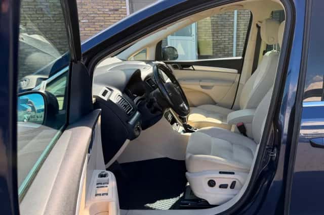Volkswagen Sharan (2013) thumbnail 2