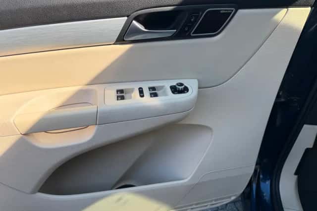 Volkswagen Sharan (2013) thumbnail 3
