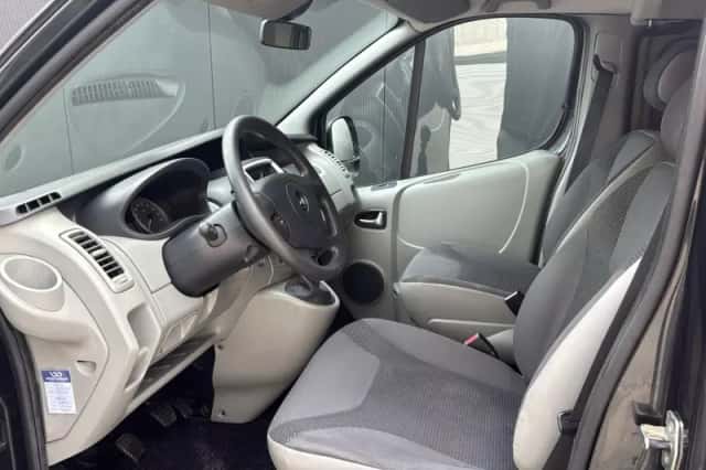 Opel Vivaro (2011) thumbnail 2