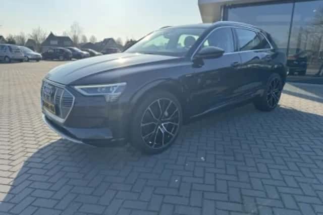 Audi e-tron (2019) thumbnail 3