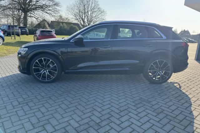 Audi e-tron (2019) thumbnail 4