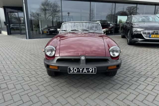 MG B (1977) thumbnail 2