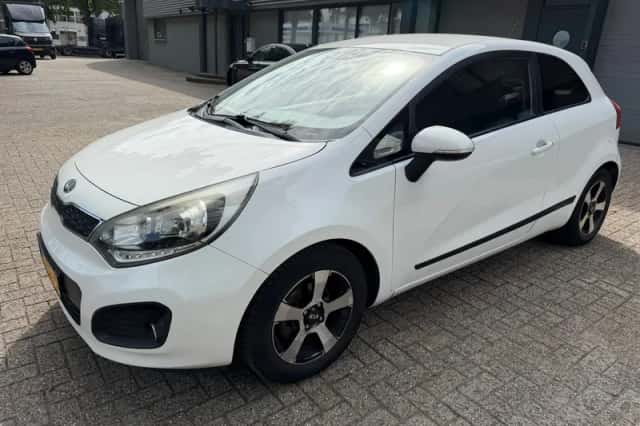Kia Rio (2013) thumbnail 1