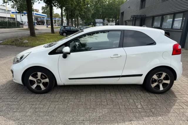 Kia Rio (2013) thumbnail 2