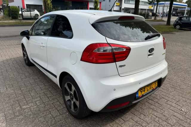 Kia Rio (2013) thumbnail 3