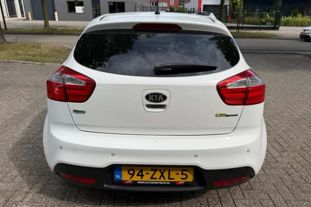 Kia Rio (2013) thumbnail 4