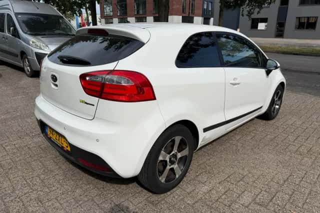 Kia Rio (2013) thumbnail 5
