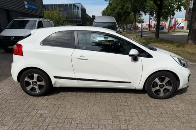 Kia Rio (2013) thumbnail 6