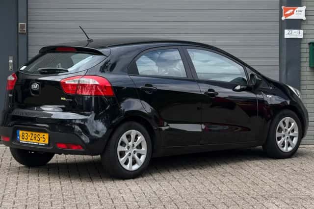 Kia Rio (2013) thumbnail 2