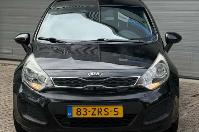 Kia Rio (2013) thumbnail 3