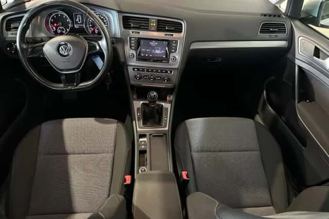 Volkswagen Golf (2015) thumbnail 2