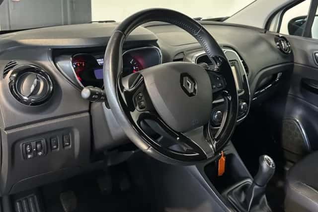 Renault Captur (2016) thumbnail 2