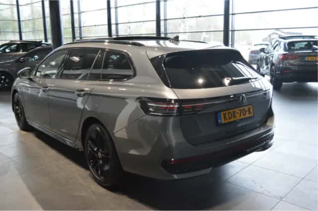 Volkswagen Passat (2023) thumbnail 6
