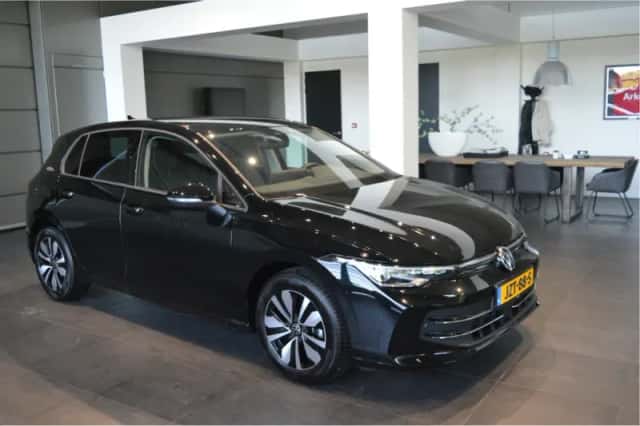 Volkswagen Golf (2024) thumbnail 3