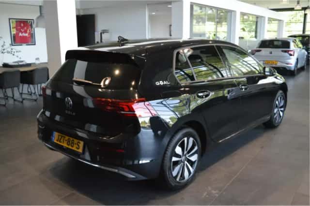 Volkswagen Golf (2024) thumbnail 4