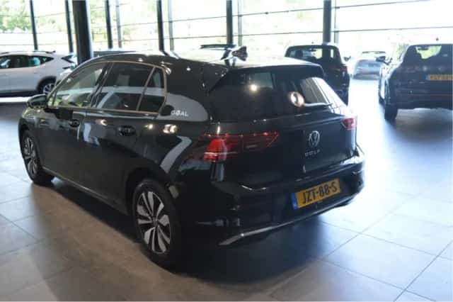 Volkswagen Golf (2024) thumbnail 6