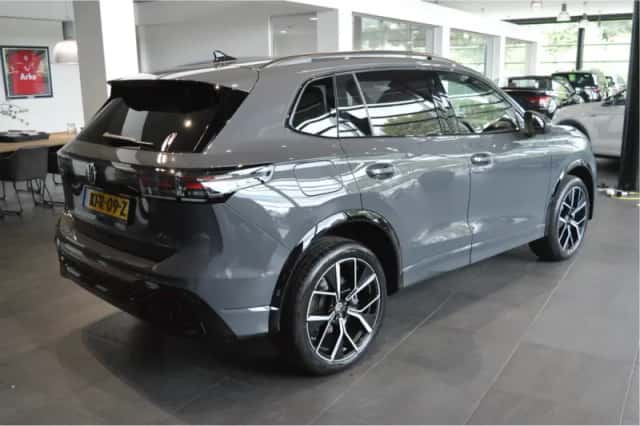 Volkswagen Tiguan (2024) thumbnail 4
